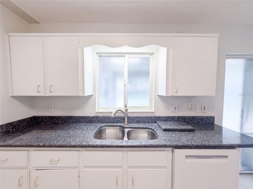 For Sale: $318,000 (3 beds, 2 baths, 1290 Square Feet)