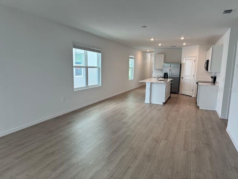 En Renta: $2,595 (4 camas, 2 baños, 1665 Pies cuadrados)