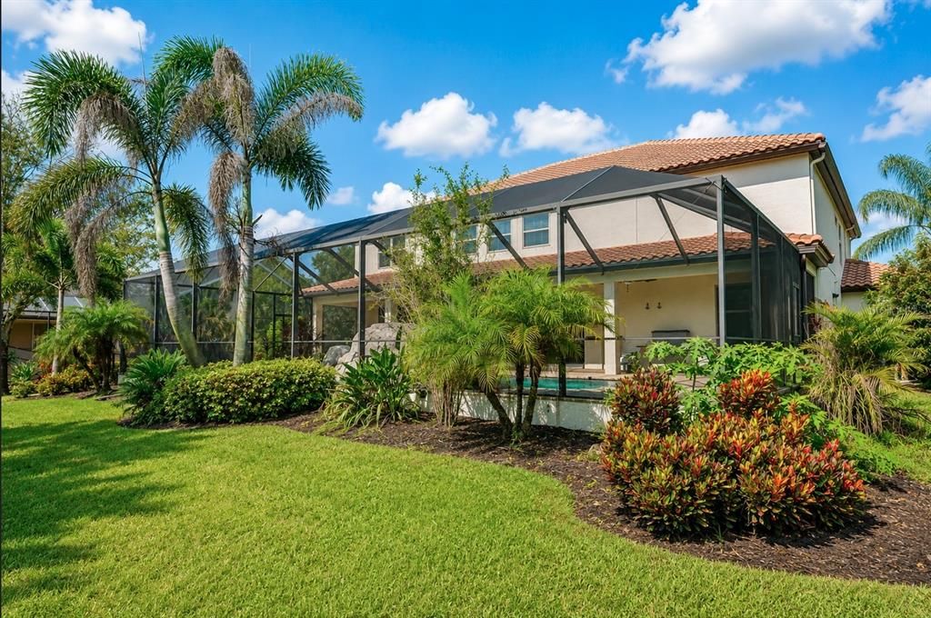 For Sale: $1,197,000 (7 beds, 4 baths, 4742 Square Feet)