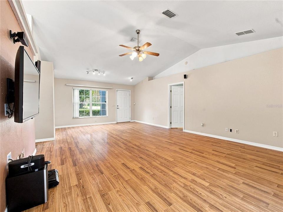 Active With Contract: $339,900 (3 beds, 2 baths, 1604 Square Feet)