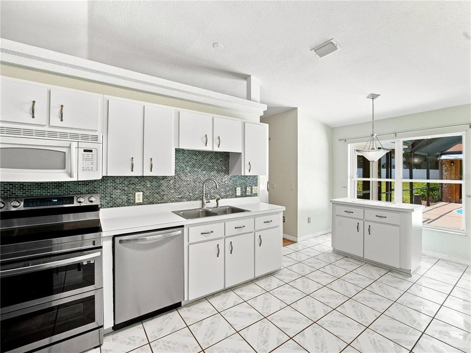 Active With Contract: $339,900 (3 beds, 2 baths, 1604 Square Feet)
