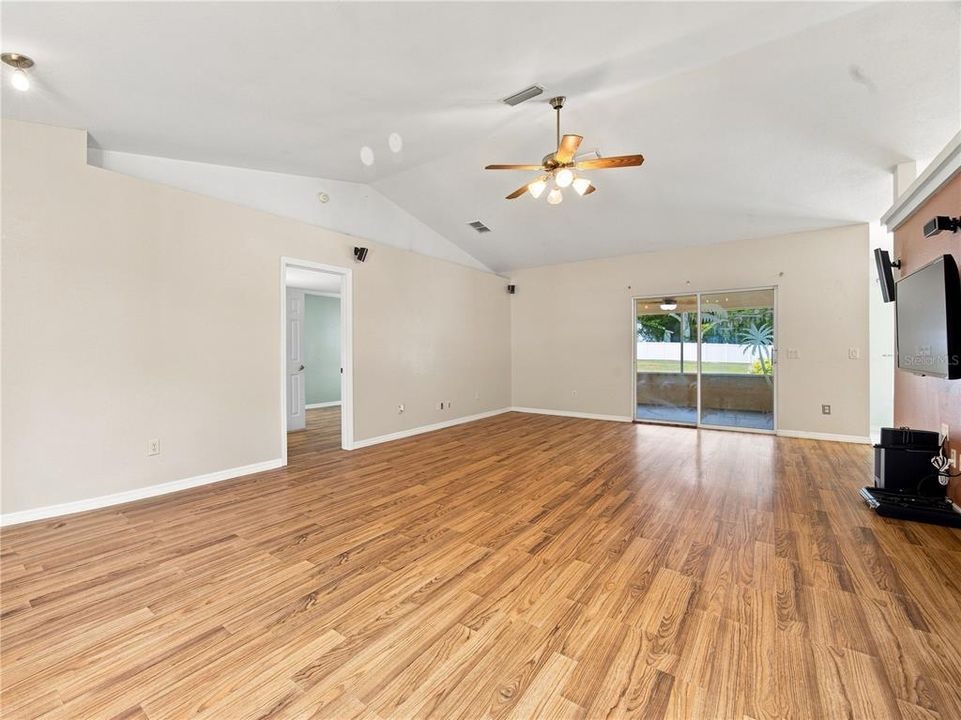 Active With Contract: $339,900 (3 beds, 2 baths, 1604 Square Feet)