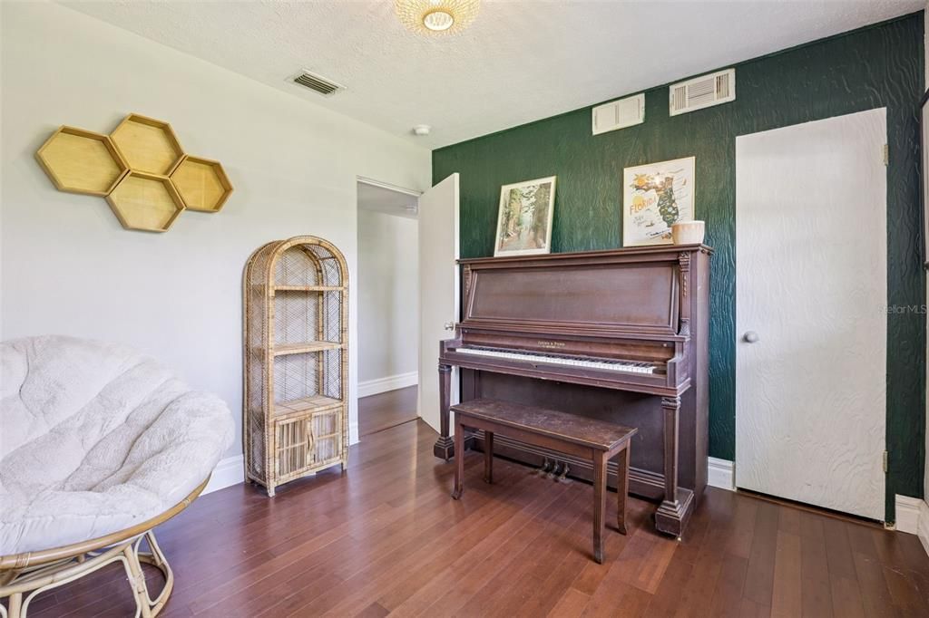 For Sale: $414,900 (3 beds, 2 baths, 1578 Square Feet)