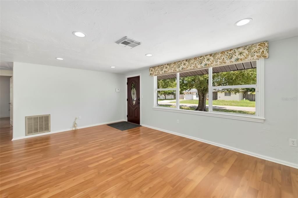 For Sale: $330,000 (3 beds, 2 baths, 1261 Square Feet)