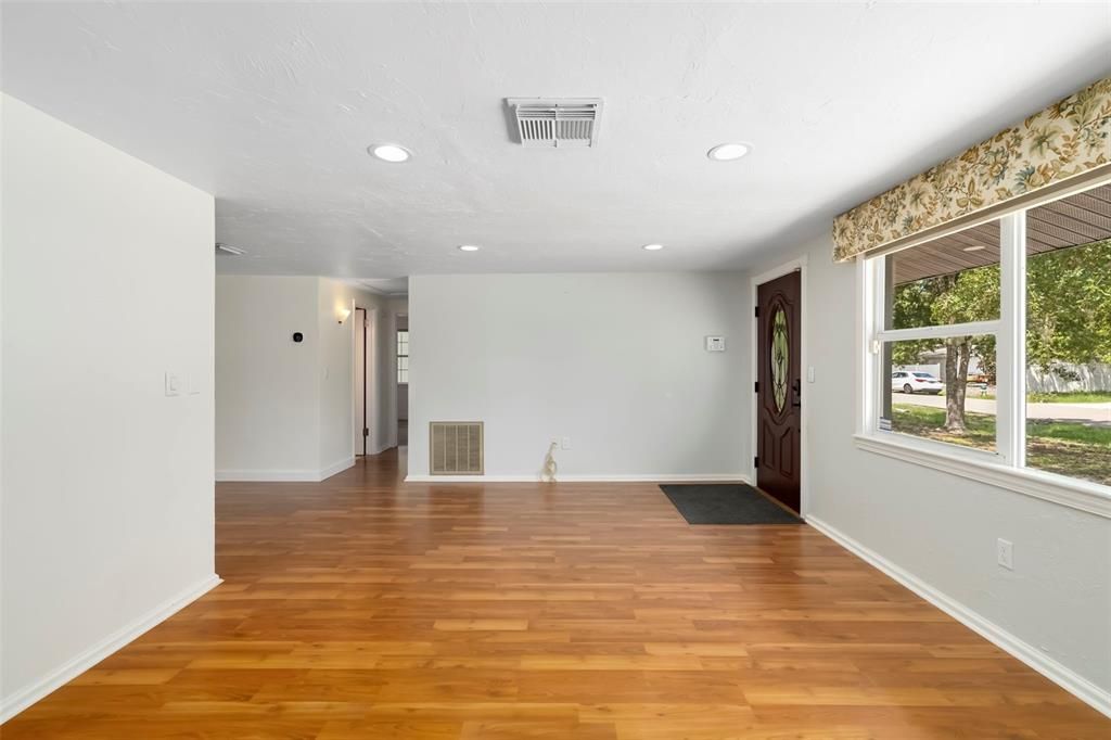 For Sale: $330,000 (3 beds, 2 baths, 1261 Square Feet)