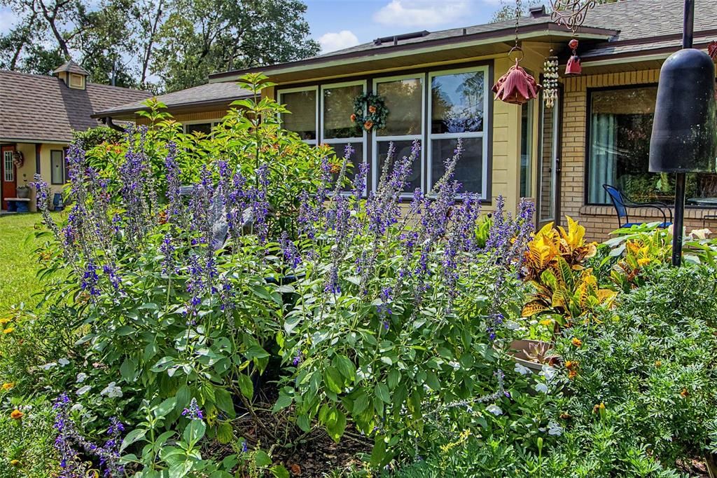 For Sale: $325,000 (3 beds, 2 baths, 1939 Square Feet)
