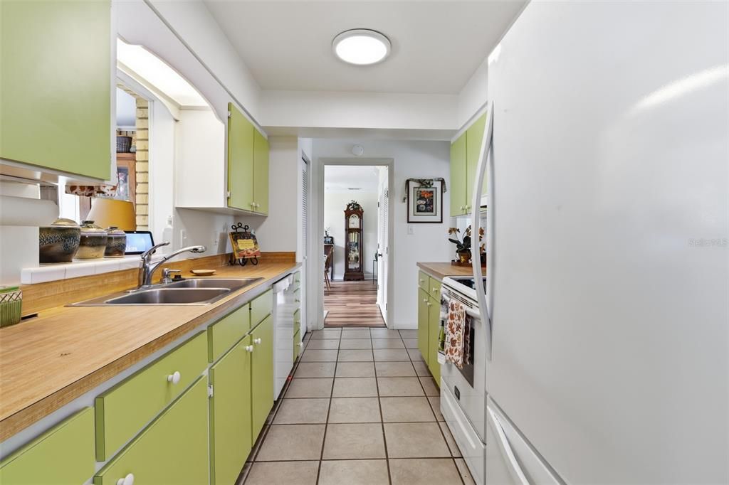 For Sale: $325,000 (3 beds, 2 baths, 1939 Square Feet)