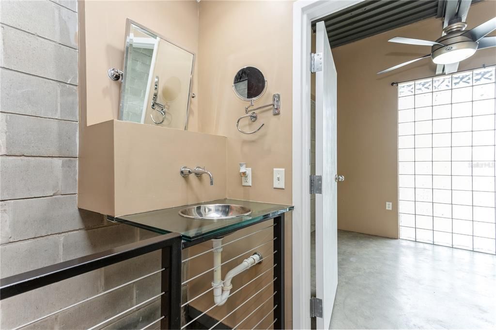 For Rent: $3,000 (1 beds, 1 baths, 1080 Square Feet)