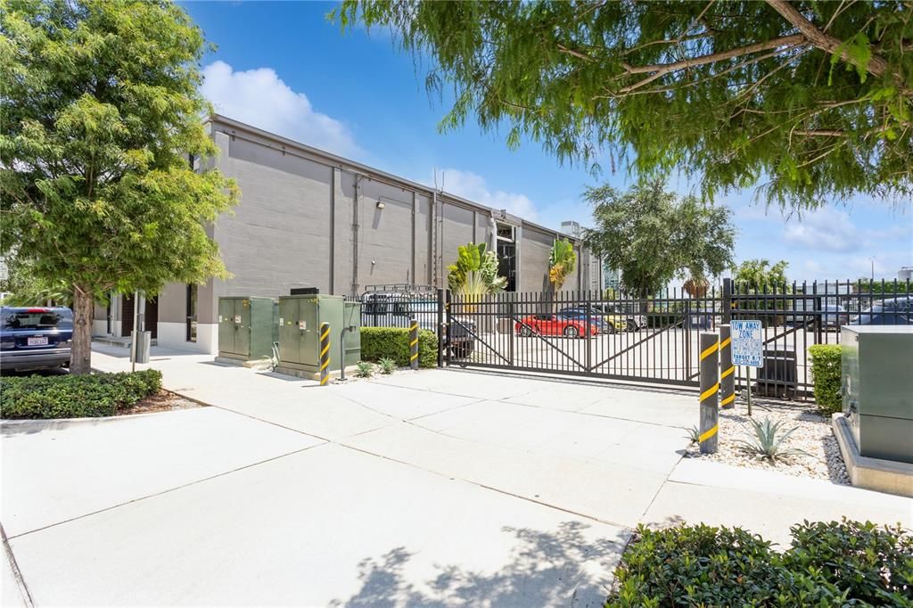 For Rent: $3,000 (1 beds, 1 baths, 1080 Square Feet)