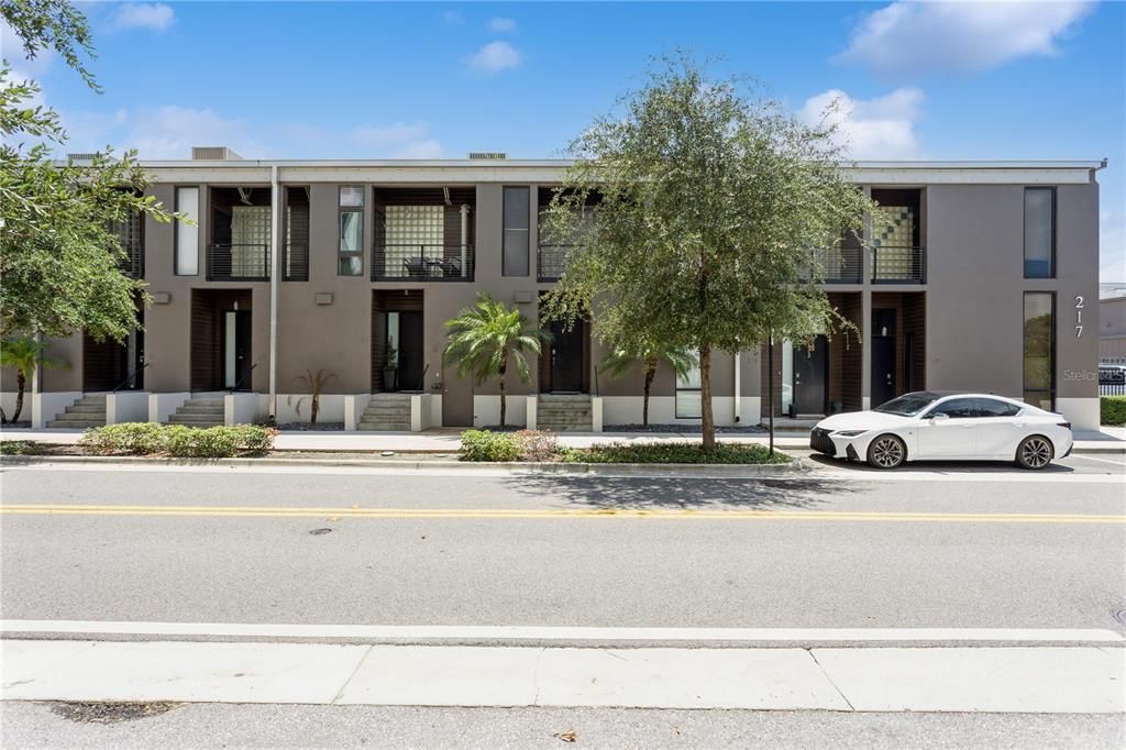 For Rent: $3,000 (1 beds, 1 baths, 1080 Square Feet)