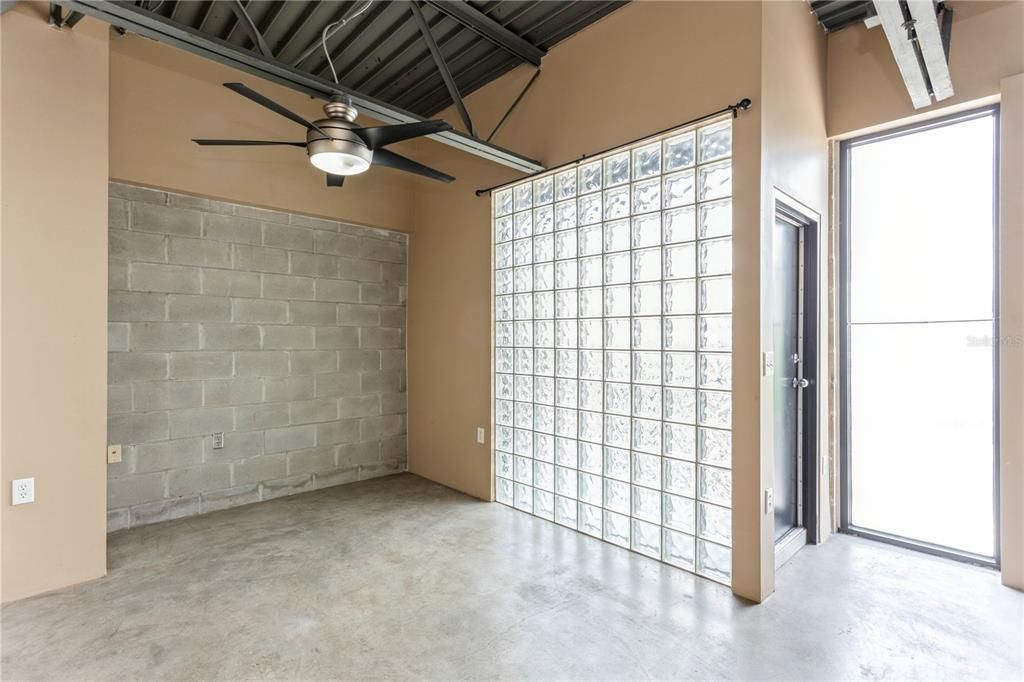 For Rent: $3,000 (1 beds, 1 baths, 1080 Square Feet)