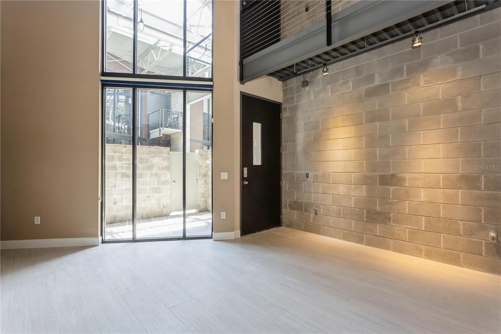 For Rent: $3,000 (1 beds, 1 baths, 1080 Square Feet)