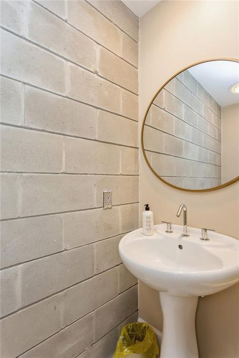 For Rent: $3,000 (1 beds, 1 baths, 1080 Square Feet)
