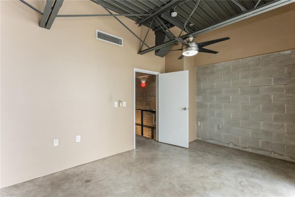 For Rent: $3,000 (1 beds, 1 baths, 1080 Square Feet)