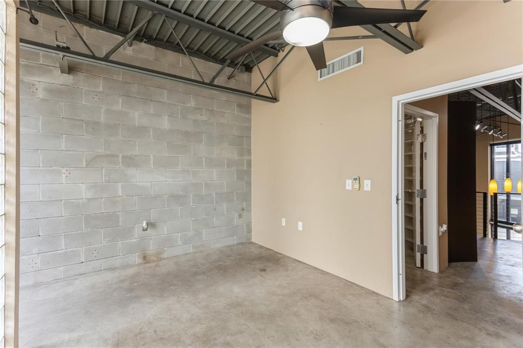 For Rent: $3,000 (1 beds, 1 baths, 1080 Square Feet)