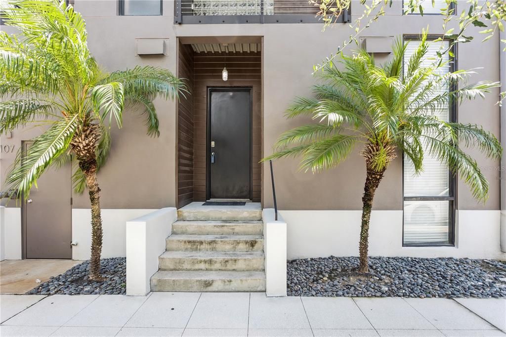 For Rent: $3,000 (1 beds, 1 baths, 1080 Square Feet)