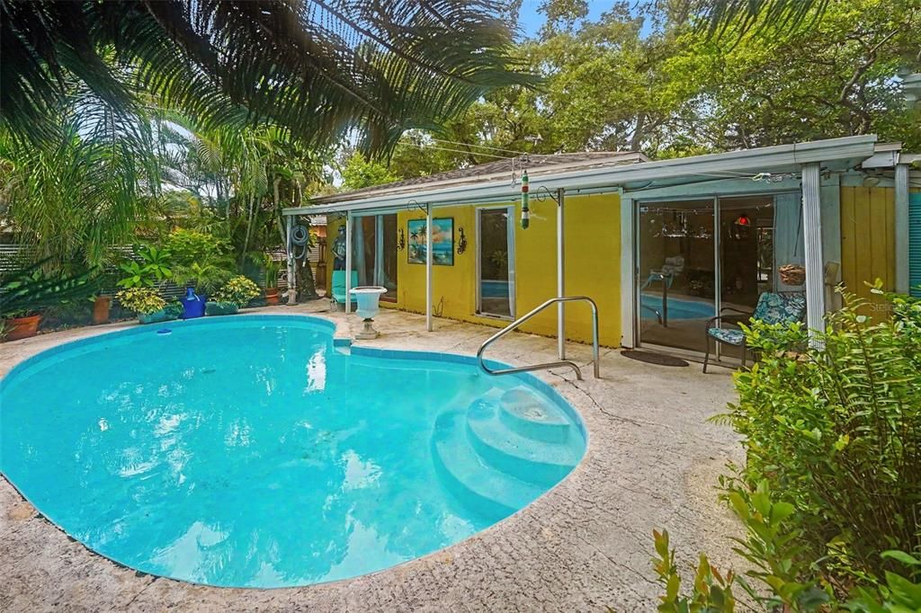 For Sale: $350,000 (2 beds, 1 baths, 1048 Square Feet)