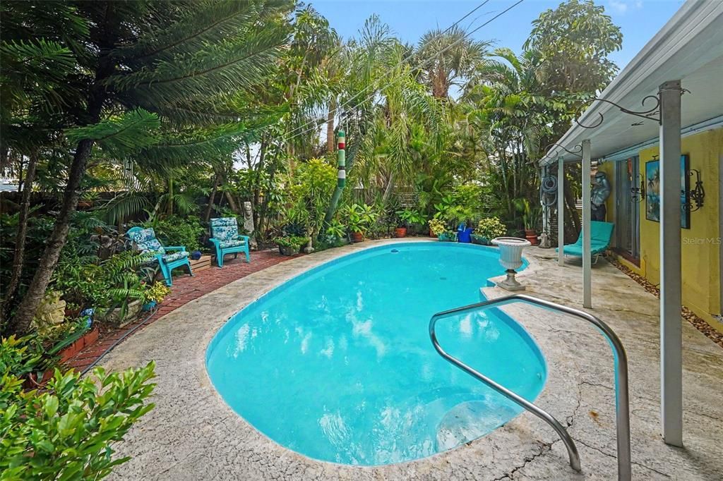 For Sale: $350,000 (2 beds, 1 baths, 1048 Square Feet)
