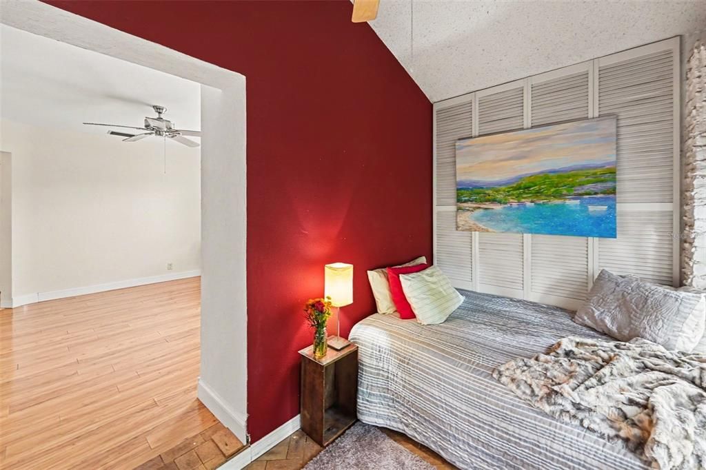 For Sale: $350,000 (2 beds, 1 baths, 1048 Square Feet)