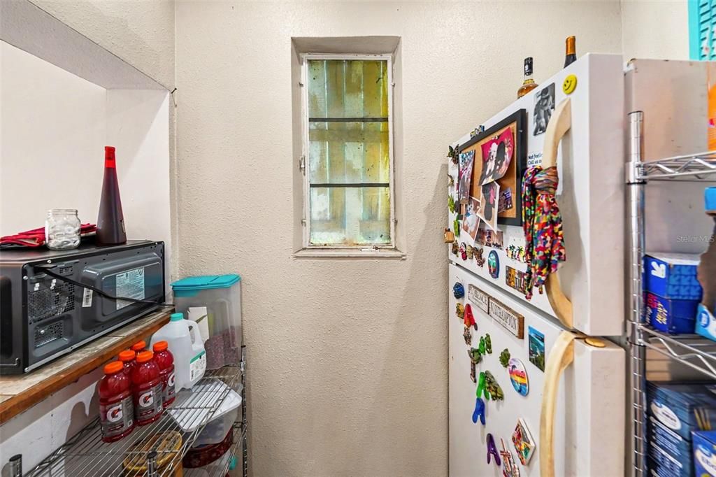 For Sale: $350,000 (2 beds, 1 baths, 1048 Square Feet)