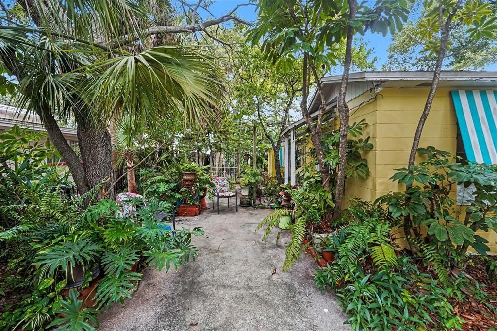 For Sale: $350,000 (2 beds, 1 baths, 1048 Square Feet)