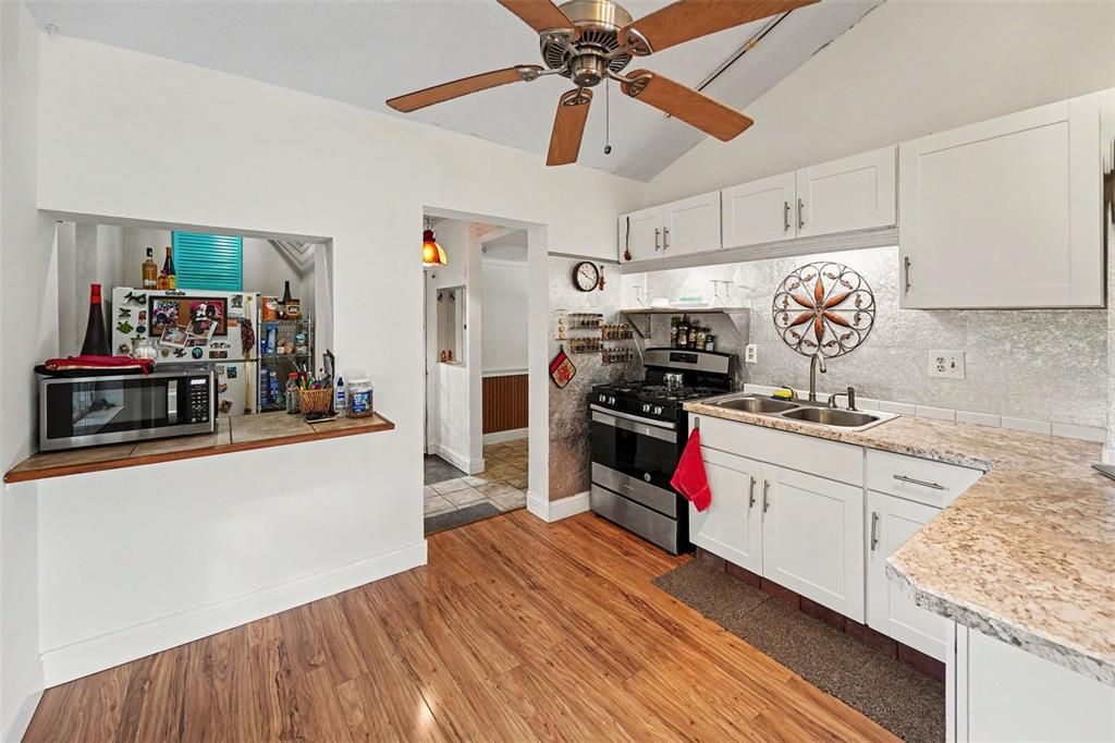 For Sale: $350,000 (2 beds, 1 baths, 1048 Square Feet)