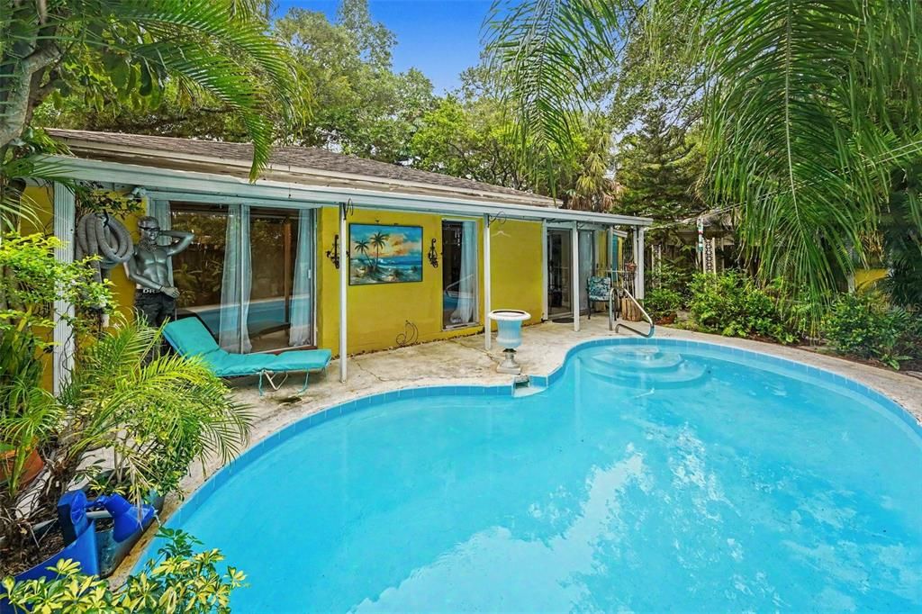 For Sale: $350,000 (2 beds, 1 baths, 1048 Square Feet)