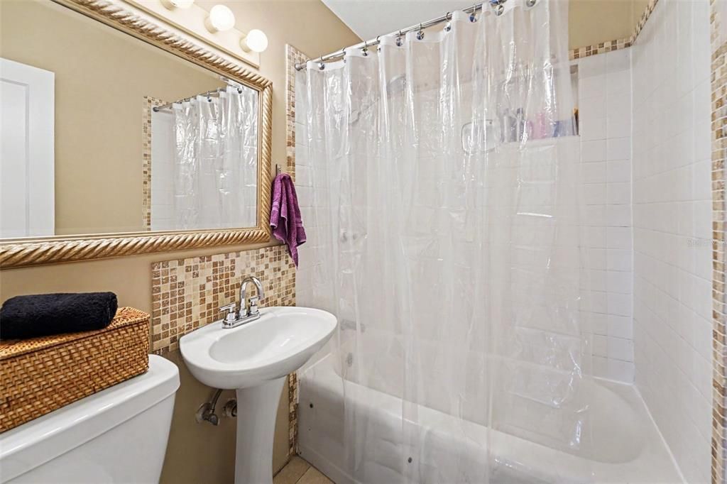 For Sale: $350,000 (2 beds, 1 baths, 1048 Square Feet)