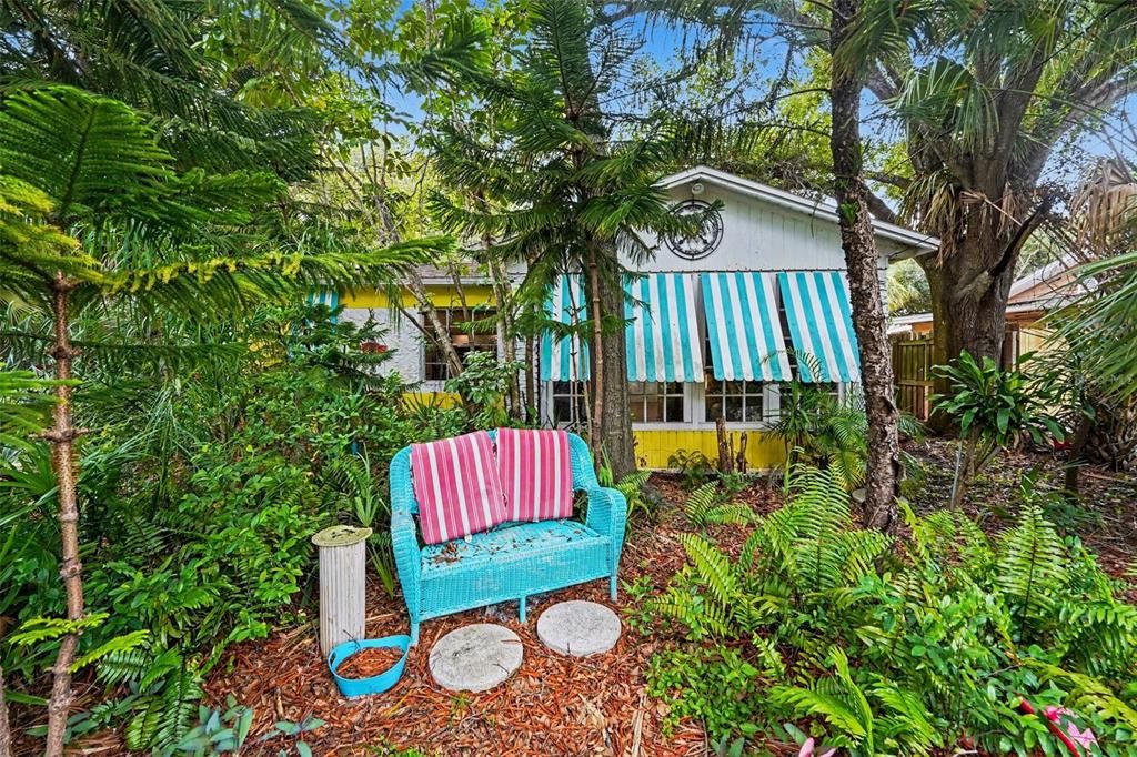 For Sale: $350,000 (2 beds, 1 baths, 1048 Square Feet)