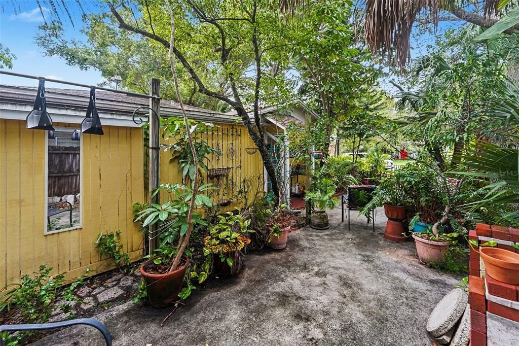 For Sale: $350,000 (2 beds, 1 baths, 1048 Square Feet)