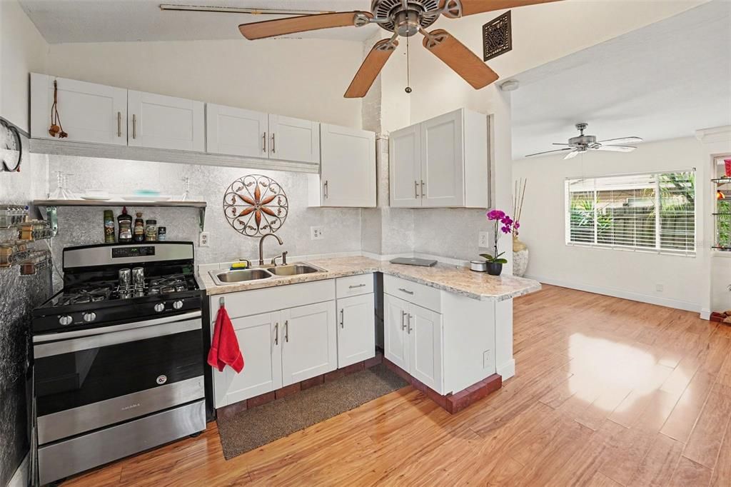 For Sale: $350,000 (2 beds, 1 baths, 1048 Square Feet)