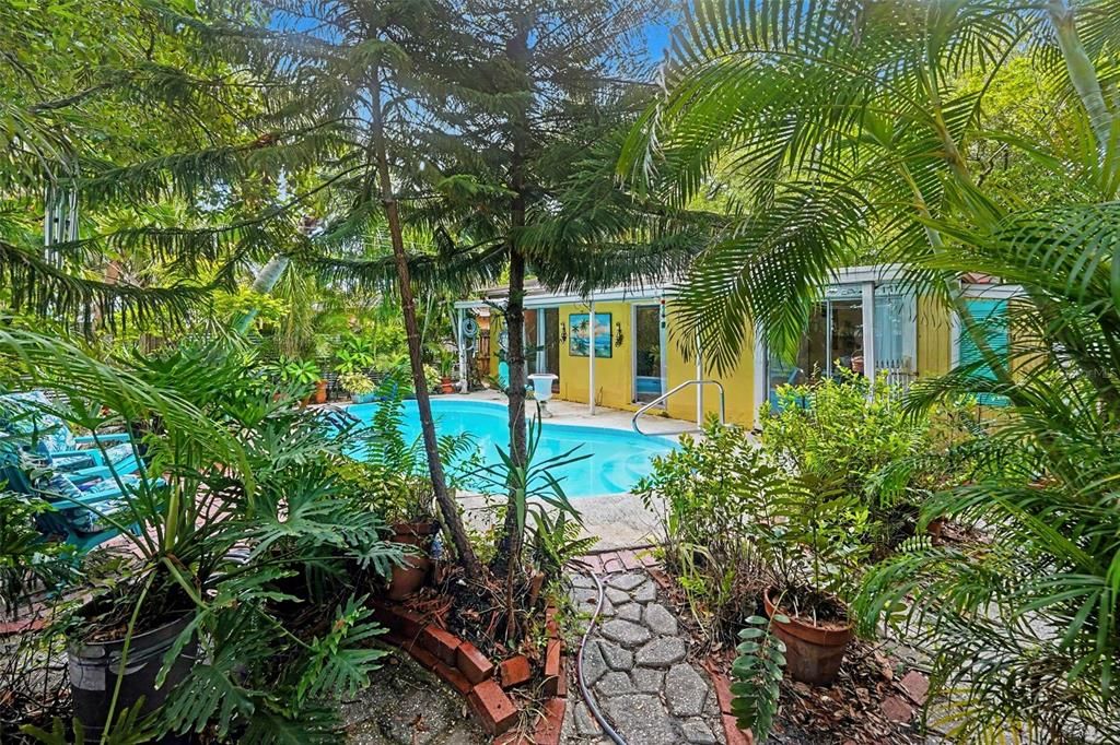 For Sale: $350,000 (2 beds, 1 baths, 1048 Square Feet)