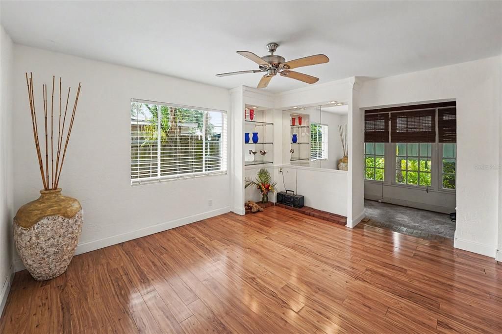 For Sale: $350,000 (2 beds, 1 baths, 1048 Square Feet)