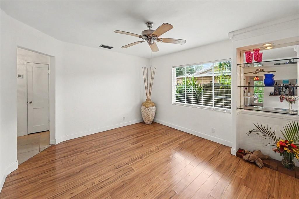 For Sale: $350,000 (2 beds, 1 baths, 1048 Square Feet)