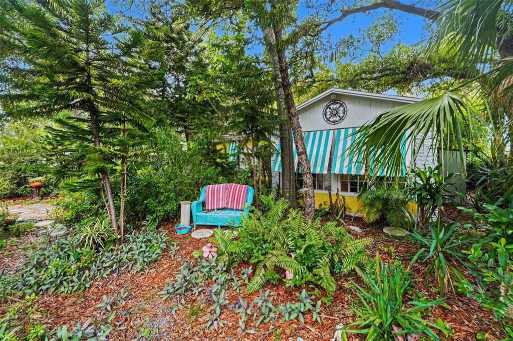 For Sale: $350,000 (2 beds, 1 baths, 1048 Square Feet)