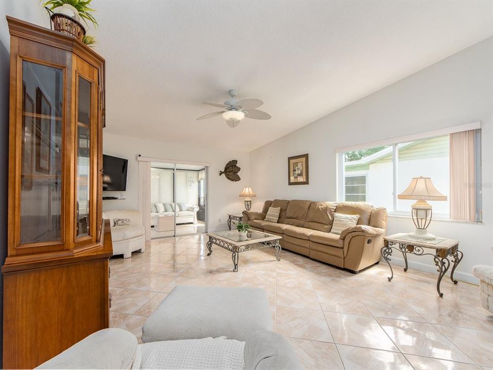 En Venta: $374,900 (2 camas, 2 baños, 1332 Pies cuadrados)