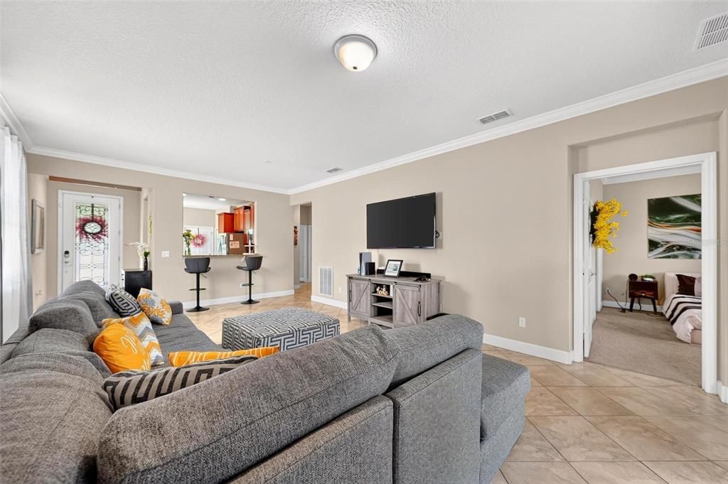 For Sale: $325,000 (3 beds, 2 baths, 1415 Square Feet)