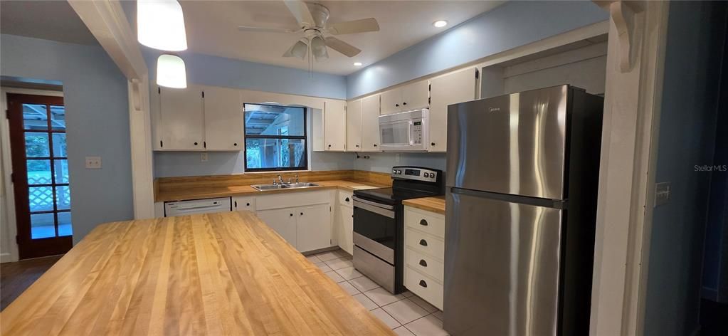 For Rent: $1,800 (2 beds, 1 baths, 1196 Square Feet)