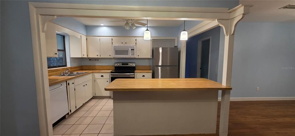 For Rent: $1,800 (2 beds, 1 baths, 1196 Square Feet)