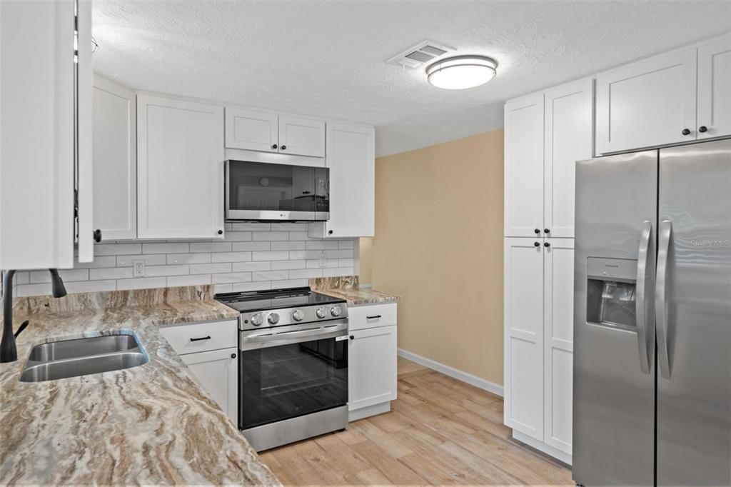 На продажу: $229,995 (2 спален, 1 ванн, 816 Квадратных фут)