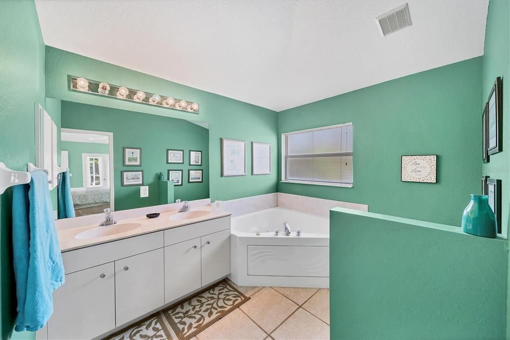 For Sale: $495,000 (5 beds, 4 baths, 2403 Square Feet)