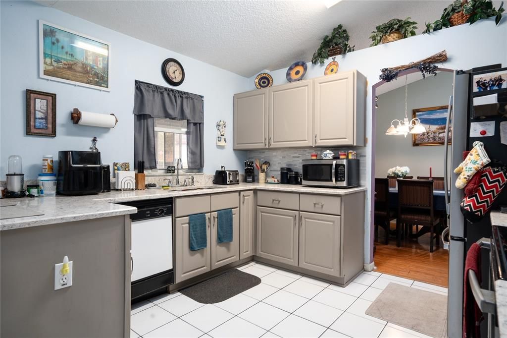 For Sale: $340,000 (3 beds, 2 baths, 1724 Square Feet)