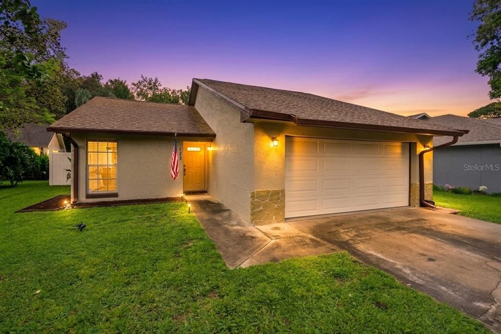 For Sale: $304,987 (2 beds, 2 baths, 987 Square Feet)