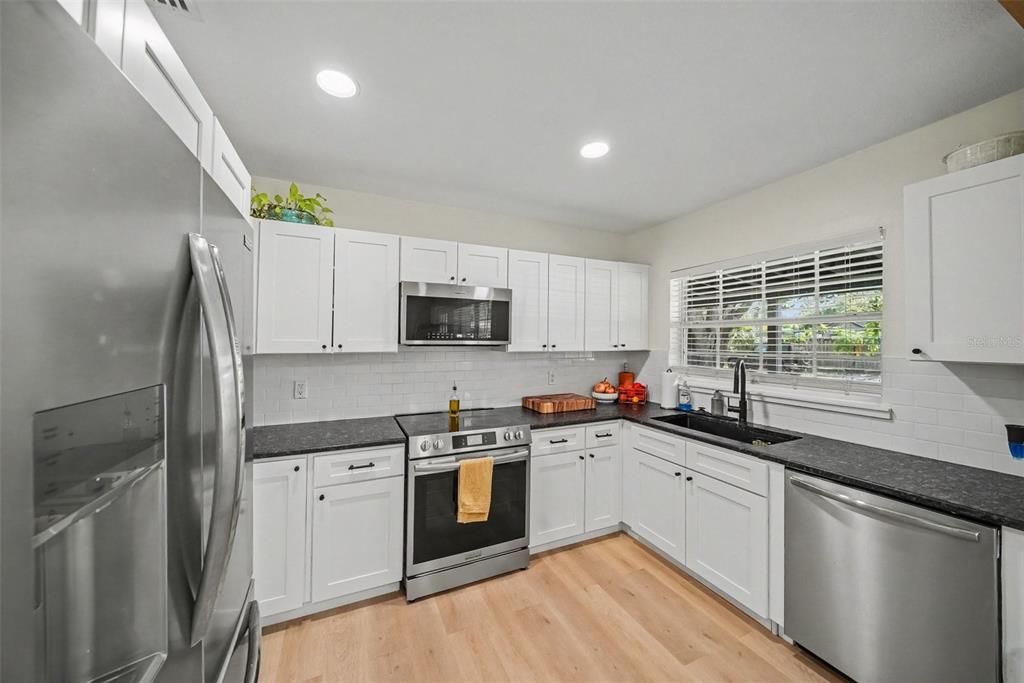 For Sale: $435,000 (3 beds, 2 baths, 1369 Square Feet)