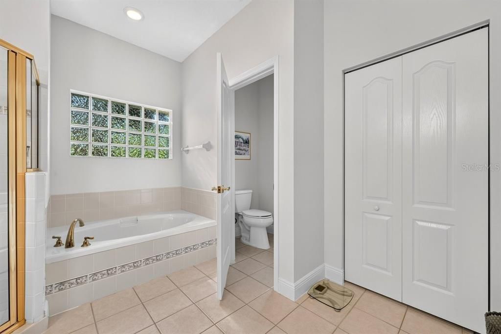 For Sale: $449,900 (3 beds, 2 baths, 2411 Square Feet)