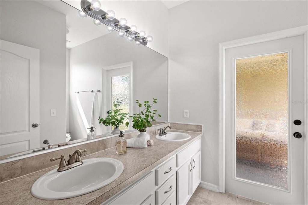 For Sale: $594,000 (5 beds, 3 baths, 2774 Square Feet)