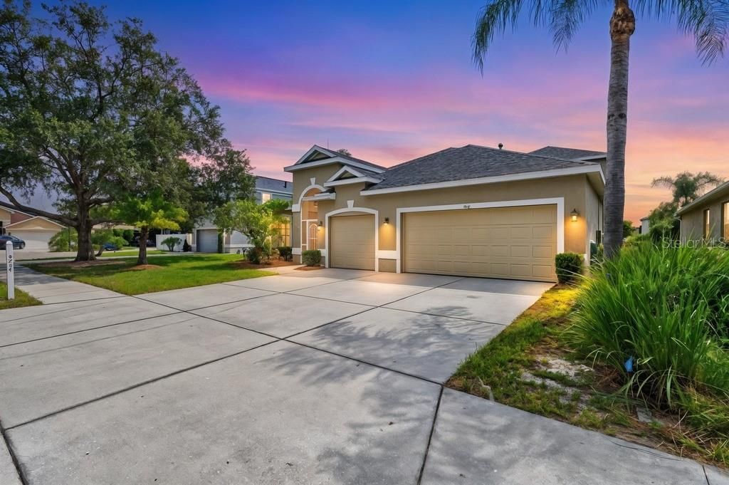 For Sale: $594,000 (5 beds, 3 baths, 2774 Square Feet)