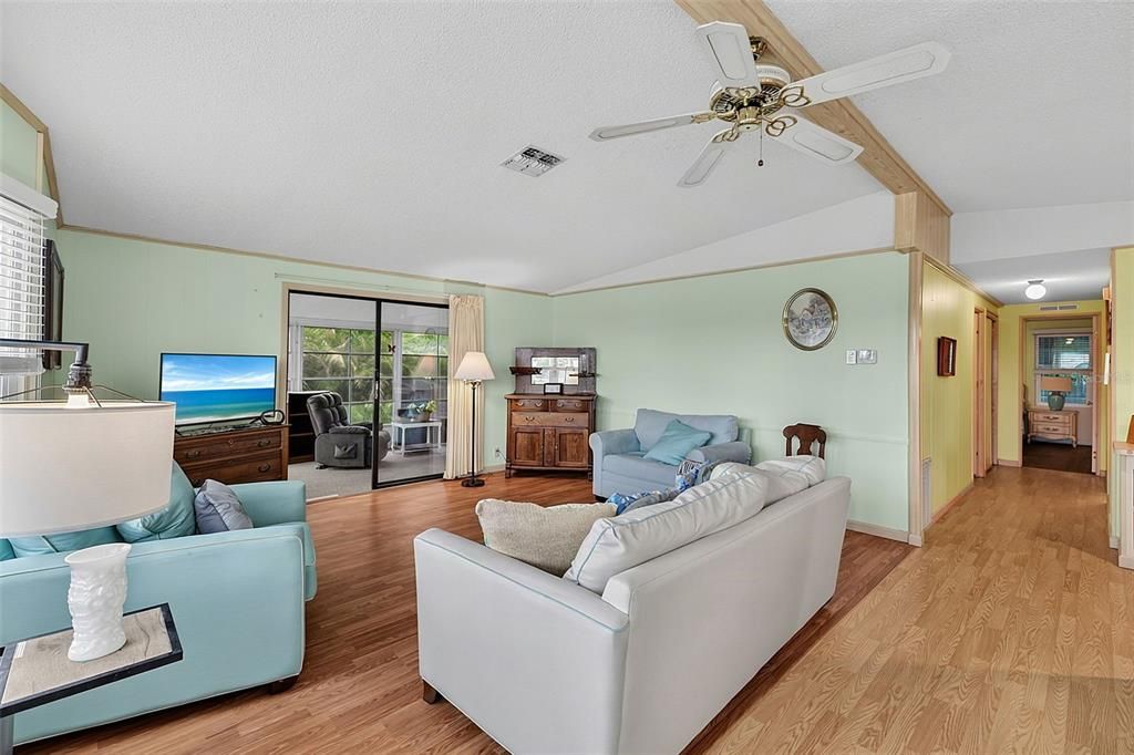 For Sale: $129,000 (2 beds, 2 baths, 1144 Square Feet)