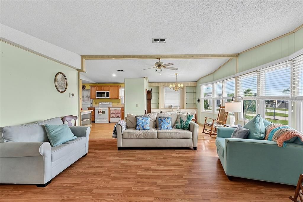 For Sale: $129,000 (2 beds, 2 baths, 1144 Square Feet)