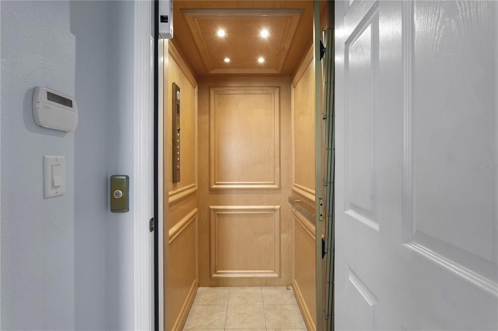 En Venta: $1,500,000 (4 camas, 3 baños, 2832 Pies cuadrados)